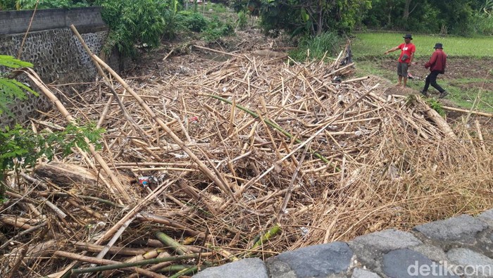 Sampah bambu dan kayu masih menumpuk di jembatan sungai Dukuh Kauman, Desa Jipangan, Kecamatan Banyudono, Kabupaten Boyolali, Kamis (18/1/2024).