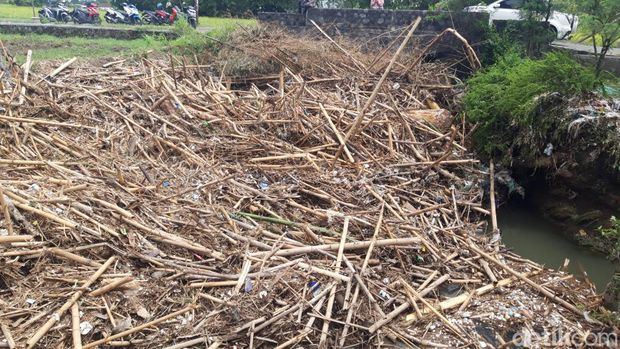 Sampah bambu dan kayu masih menumpuk di jembatan sungai Dukuh Kauman, Desa Jipangan, Kecamatan Banyudono, Kabupaten Boyolali, Kamis (18/1/2024).