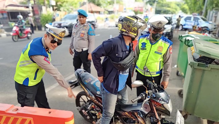 Satlantas Polres Metro Tangerang Kota merazia knalpot bronk.