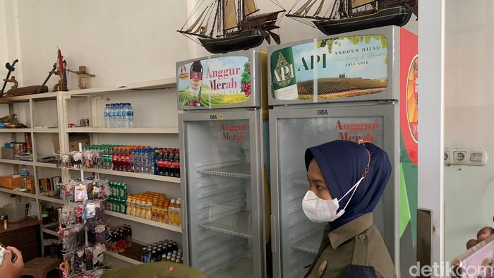 Satpol PP saat menyegel toko kelontong yang ngeyel jual miras di Surabaya