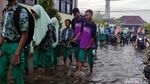 Semangat Belajar Siswa Sidoarjo Ditengah Sekolah Tergenang Banjir