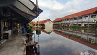 Halaman sekolah SMPN 2 Tanggulangin pun terlihat masih tergenang, setelah kawasan Tanggulangin diguyur hujan kemarin malam.