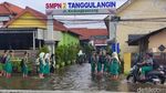 Semangat Belajar Siswa Sidoarjo Ditengah Sekolah Tergenang Banjir