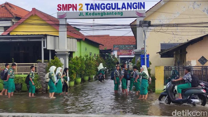 Sejumlah siswa-siswi SD dan SMP di Kabupaten Sidoarjo, semangat belajat meski sekolah mereka tergenang banjir, Kamis (18/1/2024).