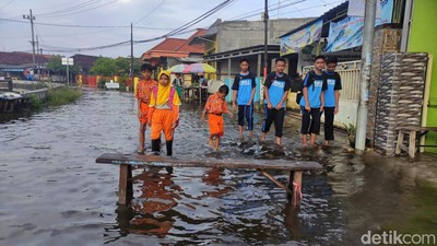 Semangat Belajar Siswa Sidoarjo Ditengah Sekolah Tergenang Banjir
