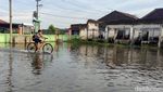 Semangat Belajar Siswa Sidoarjo Ditengah Sekolah Tergenang Banjir