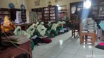 Semangat Belajar Siswa Sidoarjo Ditengah Sekolah Tergenang Banjir