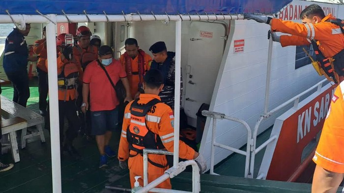 Seorang warga negara (WN) Filipina Acosta Ronald Masaoay (55) dievakuasi ke Aceh karena mengeluh sakit di tengah pelayaran menuju Singapura. (dok Basarnas Banda Aceh)