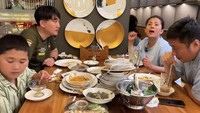 Pada hari pertamanya di Indonesia, Shanty mengajak keluarganya ke restoran Padang. Mereka menikmati beragam lauk yang disajikan. Foto: YouTube Shanty di China
