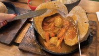 Bakso lava ini disajikan di atas hot plate. Ukurannya jumbo yang ketika dibelah berisikan bakso kecil dengan saus pedas membara. Foto: YouTube Shanty di China