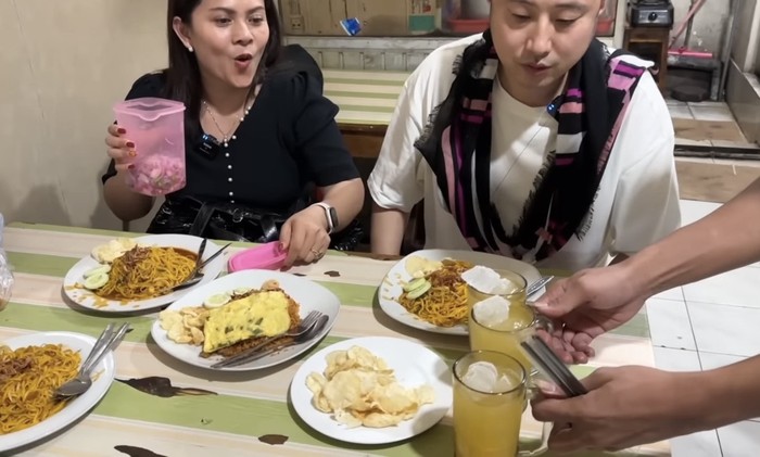 Shanty di China kulineran di Indonesia