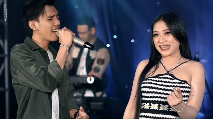 Shinta Arsinta duet dengan Arya Galih menyanyikan lagu Samar.