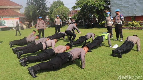 12 polisi di Polresta Denpasar mendapatkan teguran dari Bidpropam Polda Bali akibat melanggar sikap tampang. (Dok. Polresta Denpasar)