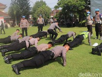 Sikap Tampang Langgar Aturan, 12 Polisi Dihukum Push Up