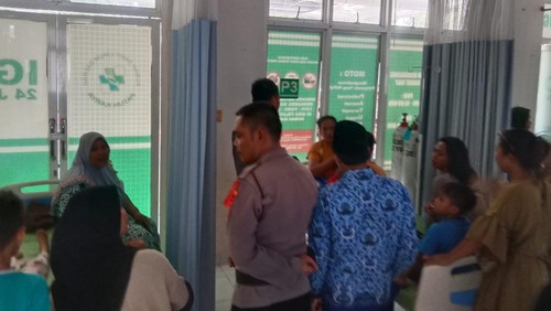 Siswa SDN 3 Ketapang Raya, Lombok Timur, dirawat setelah keracunan abon tongkol, Rabu (17/1/2024).