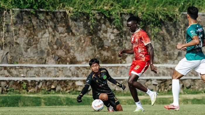 Striker PSS Sleman, Ajak Riak.