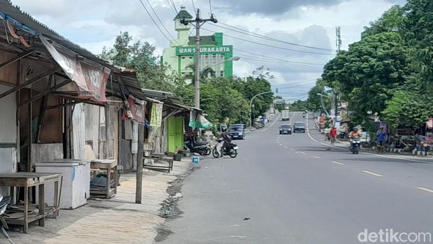 Suasana di Pasar Darurat Joglo usai penutupan dua jalan di sekitar Simpang Joglo, Solo, Kamis (18/1/2024).