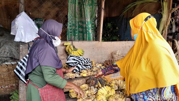 Suasana di Pasar Darurat Joglo usai penutupan dua jalan di sekitar Simpang Joglo, Solo, Kamis (18/1/2024).