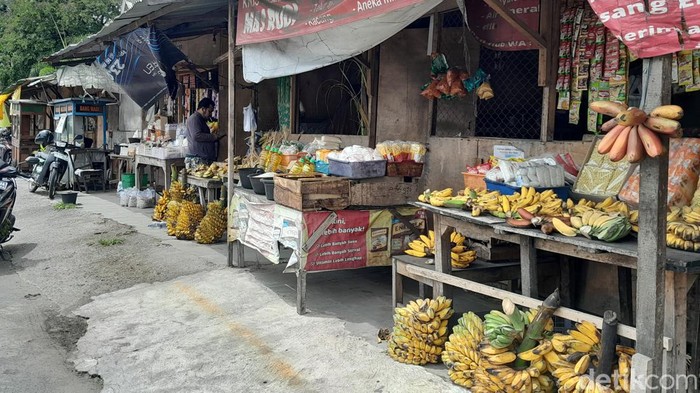 Suasana di Pasar Darurat Joglo usai penutupan dua jalan di sekitar Simpang Joglo, Solo, Kamis (18/1/2024).