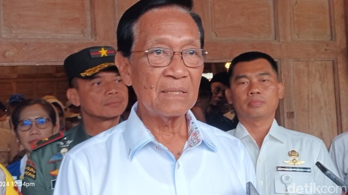 Sultan saat menemui wartawan usai peresmian jalan jembatan Tawang-Ngalang di Kapanewon Patuk, Gunungkidul, Kamis (18/1/2024).