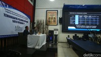 Peneliti senior LSI Denny JA, Ardian Sopa didampingi moderator M. Khotib memaparkan temuan dan analisis Survei Nasional bertajuk Terbukanya Peluang Menang Satu Putaran di Jakarta, Kamis (18/1/2024).