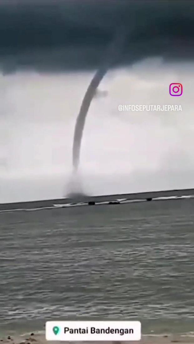 Tangkapan layar angin puting beliung di Pantai Bandengan Jepara.