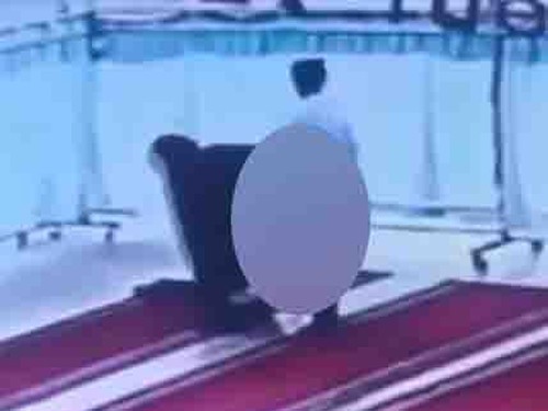 Tangkapan layar bocah SMP peragakan gerakan seks ke wanita yang sedang salat di Masjid Agung Praya Lombok Tengah.(Istimewa)