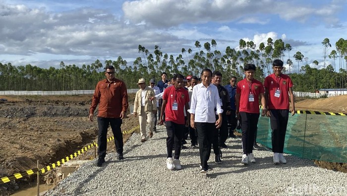 Presiden Joko Widodo (Jokowi) meninjau pembangunan Training Camp Persatuan Sepakbola Seluruh Indonesia (TC PSSI) di Ibu Kota Nusantara (IKN).