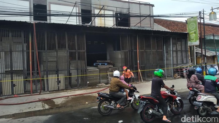 Toko material di Cianjur yang terbakar