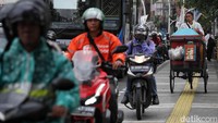 Aksi pemotor bandel ini tidak jarang membuat pejalan kaki takut. Karena kerap kali membahayakan.