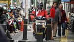 Tolong! Pemotor Serobot Trotoar Ancam Keselamatan Pejalan Kaki