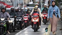 Terlihat pantauan di lapangan pemotor dengan santai melintas di atas trotoar. Padahal trotoar diperuntukan untuk pejalan kaki.