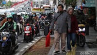 Pejalan kaki di trotoar Jalan Proklamasi semakin terancam karena perilaku pegendara yang tidak beretika.