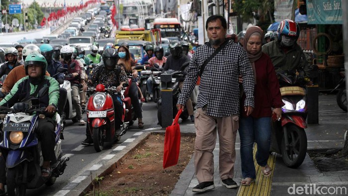 Sejumlah pejalan kaki menghindari pemotor yang menyerobot trotoar di Jalan Proklamasi, Jakarta, Kamis (18/1/2024).