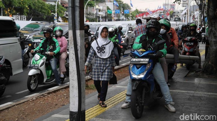 Tolong! Pemotor Serobot Trotoar Ancam Keselamatan Pejalan Kaki Sejumlah pejalan kaki menghindari pemotor yang menyerobot trotoar di Jalan Proklamasi, Jakarta, Kamis (18/1/2024).
