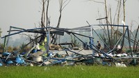 Ledakan mengakibatkan bangunan pabrik hancur. Terlihat juga sebuah mobil yang hangus akibat ledakan tersebut. AP Photo/Sakchai Lalit.