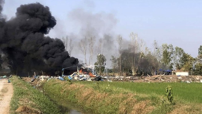 Pabrik kembang api di Thailand meledak, Kamis (18/1/2024). Ledakan mengakibatkan bangunan pabrik hancur.