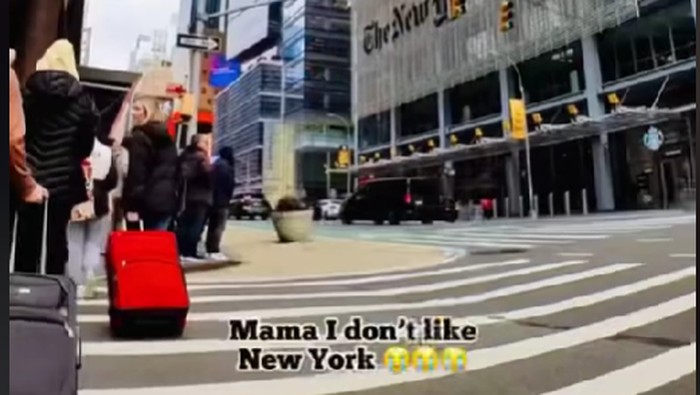 Travel cilik kecewa dengan New York yang tidak sesuai dengan ekspektasinya.
