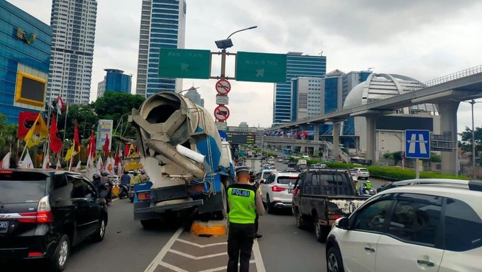 Truk molen menabrak tiang rambu di turunan flyover Jalan Gatot Subroto, Jakarta Selatan, Kamis (18/1/2024) sore.