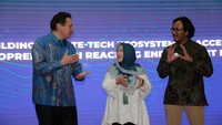 President Director HSBC Indonesia Francois De Maricourt, Direktur Jenderal Pengendalian Perubahan Iklim (PPI) Kementerian Lingkungan Hidup dan Kehutanan Laksmi Dhewanthi, dan Chief Commercial Officer Ecoxyztem Andreas Pandu berbincang di Kementerian Lingkungan Hidup dan Kehutanan, Jakarta, Kamis (18/1/2024).