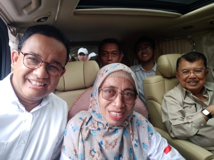 Wahida berfoto bersama Anies Baswedan dan Jusuf Kalla di Bone, Sulsel.