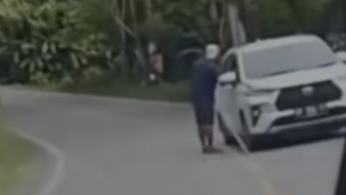 Pria diduga melakukan pemalakan ke pengendara mobil di Jalan Poros Siwa, Kabupaten Wajo, Sulawesi Selatan (Sulsel).