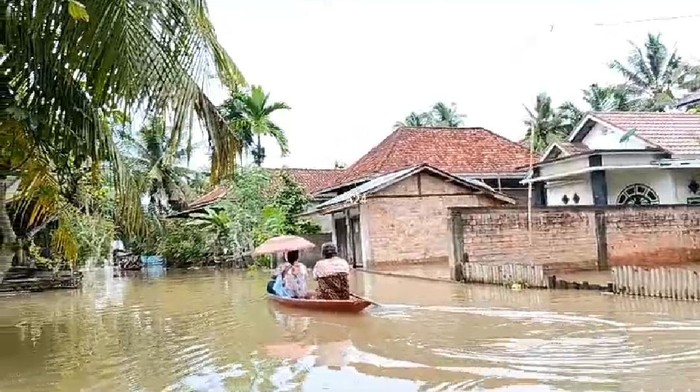 Warga gunakan perahu kecil sebagai alat transportasi saat banjir di Jambi.