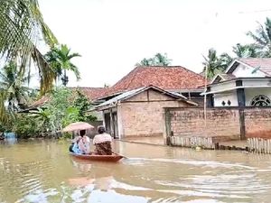 Banjir Genangi 133 Sekolah di Muaro Jambi-Sarolangun, Siswa Belajar Daring
