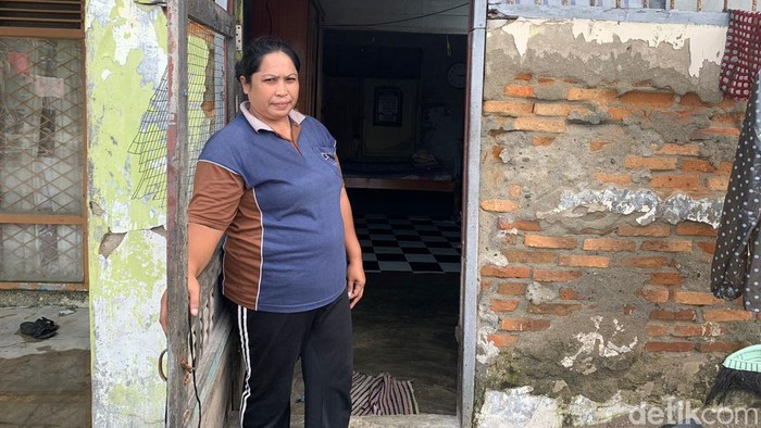 Warga Kelurahan Belawan I, Mak Bariah kini terbebas di genangan banjir rob berkat Pompa Air Banjir Rob Zona A Belasan. (Foto: Kartika Sari).