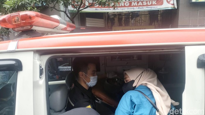 Warga yang sesak napas di Pasar Baru Bandung mendapatkan pelayanan kesehatan.