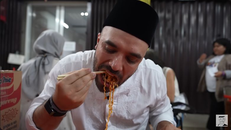 YouTuber Dubai cobain Indomie Goreng Pedas di Warmindo Abang Adek