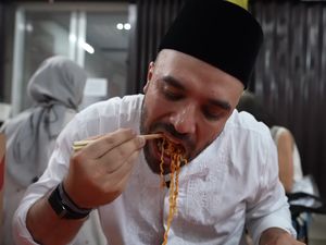 YouTuber Dubai Cicip Mie Super Pedas dan Kisah Petani Pepaya Sukses