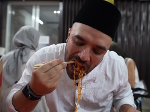 YouTuber Dubai Cicip Mie Super Pedas dan Kisah Petani Pepaya Sukses