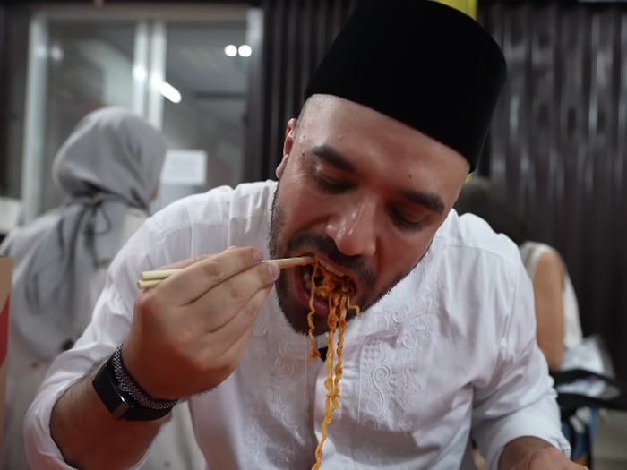 YouTuber Dubai cobain Indomie Goreng Pedas di Warmindo Abang Adek
